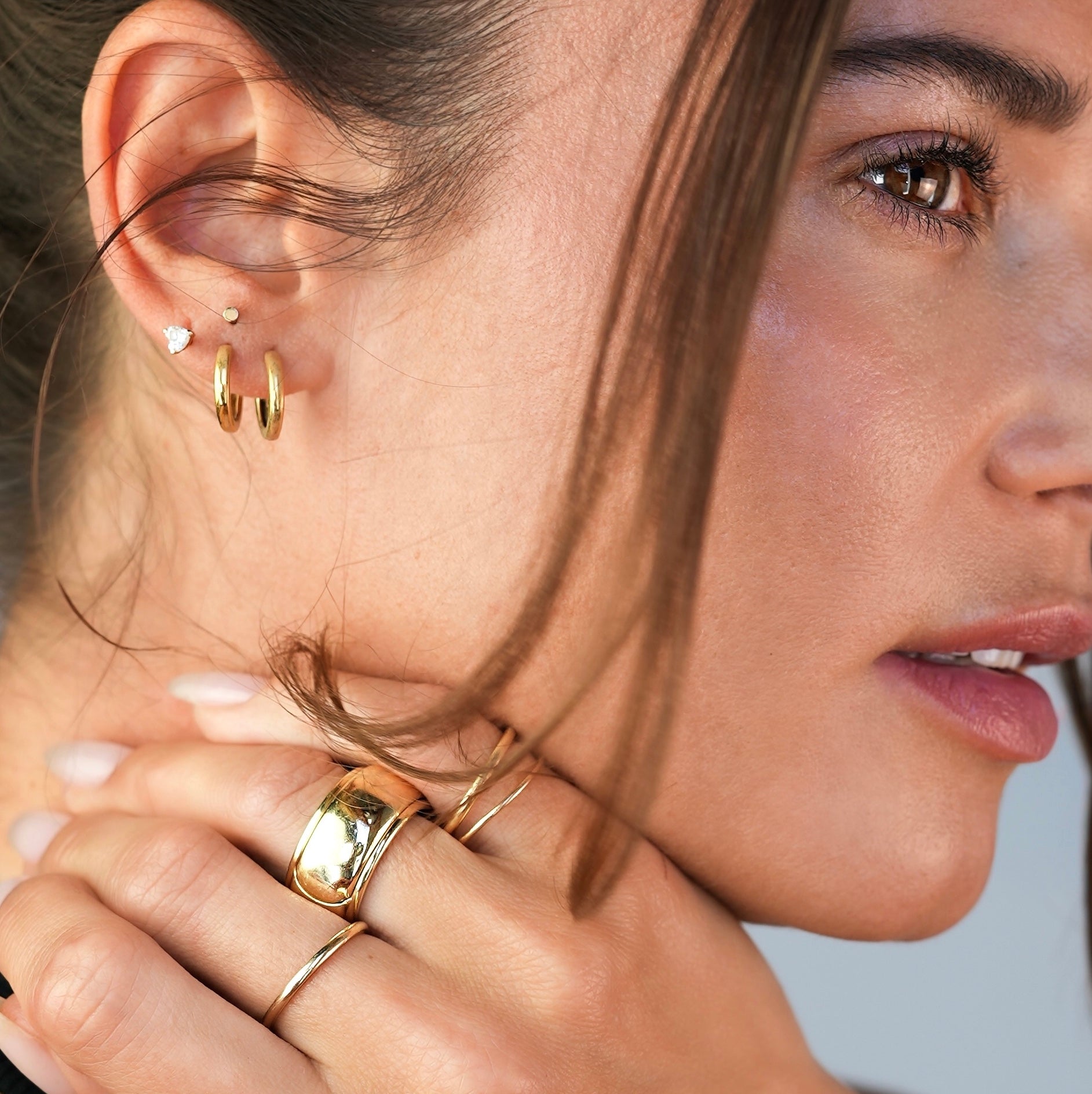 Close up gold AUVEA ring designed to cover and elevate the Oura Ring 4